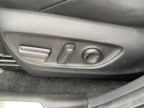 Used 2022 Toyota Venza XLE image 11