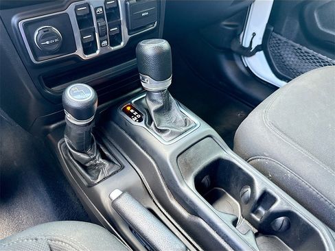 Used 2021 Jeep Gladiator Willys image 17