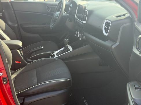 Used 2023 Hyundai Venue Limited FWD image 19