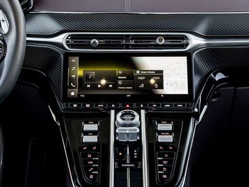 Used 2025 Aston Martin V8 Vantage Coupe RWD image 18