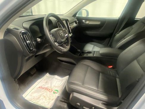 Used 2025 Volvo XC40 B5 Core image 10