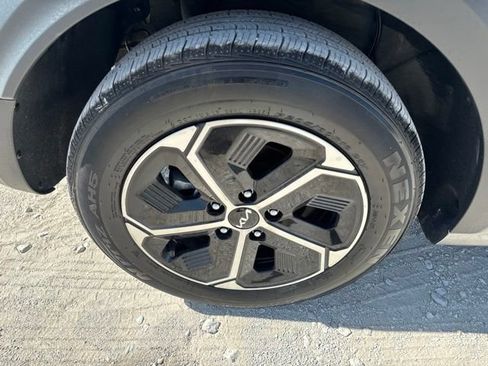 Used 2025 Kia Niro LX FWD image 23