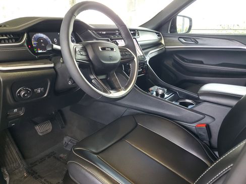 Used 2024 Jeep Grand Cherokee L Limited w/ Luxury Tech Group II image 16