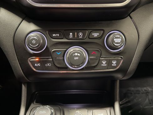 Used 2019 Jeep Cherokee Latitude Plus w/ Cold Weather Group AWD/4WD image 23