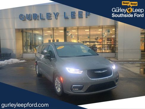 Used 2025 Chrysler Pacifica Select image 1