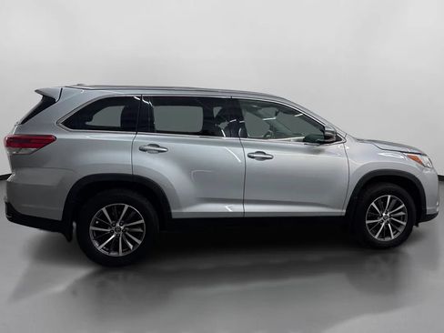 Used 2019 Toyota Highlander XLE AWD/4WD image 11