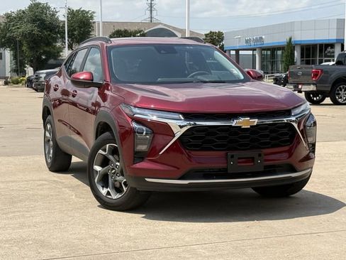 Used 2025 Chevrolet Trax LT FWD image 2