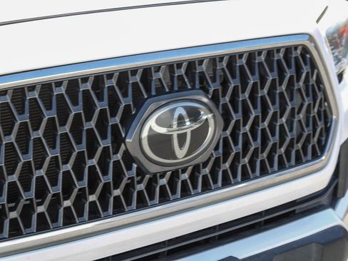 Used 2018 Toyota Tacoma TRD Off-Road w/ Technology Package AWD/4WD image 6
