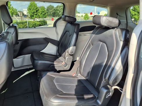 Used 2023 Chrysler Pacifica Touring-L FWD image 19