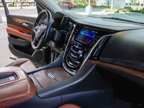 Used 2019 Cadillac Escalade ESV Premium Luxury image 84