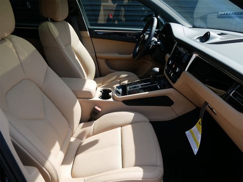 Used 2025 Porsche Macan image 29