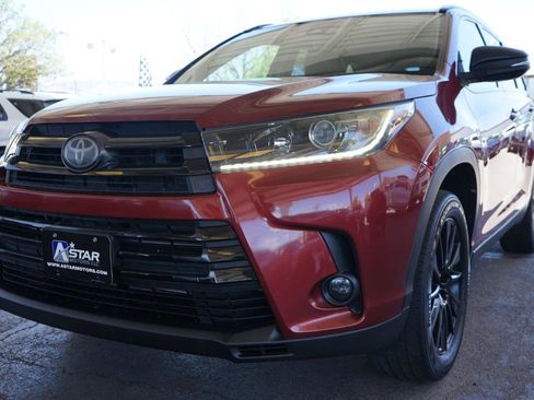 Used 2019 Toyota Highlander SE w/ Nightshade Edition FWD image 30