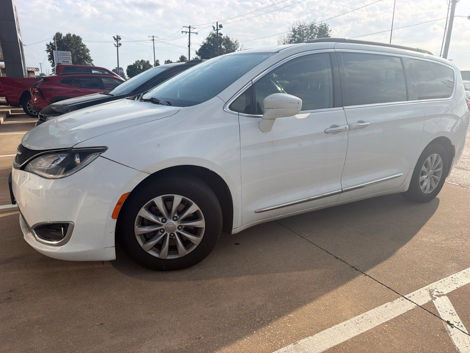 Used 2017 Chrysler Pacifica Touring-L FWD image 1