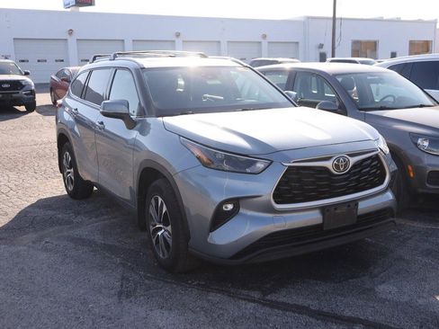 Used 2022 Toyota Highlander XLE AWD/4WD image 4