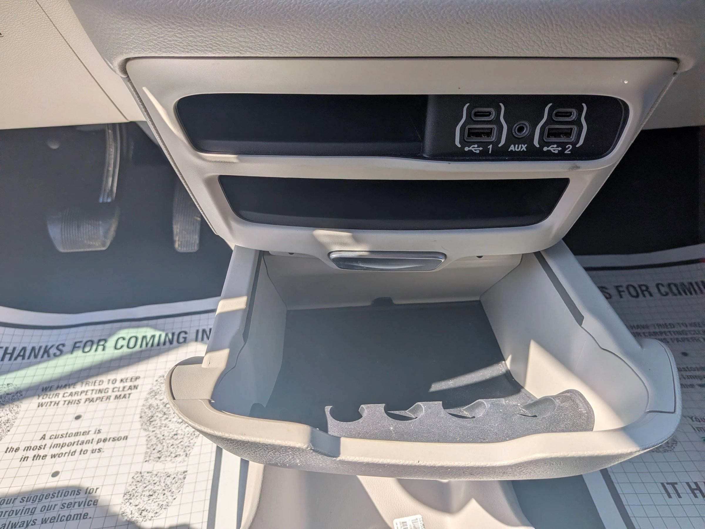 Used 2022 Chrysler Voyager LX FWD image 25