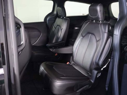 Used 2025 Chrysler Pacifica Select image 26