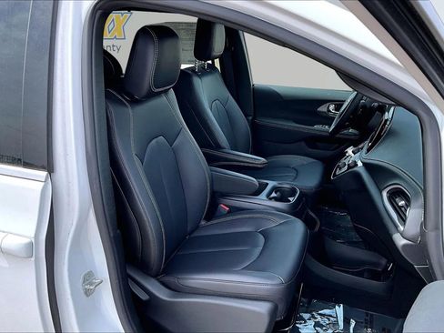 New 2026 Chrysler Pacifica Select AWD/4WD image 11