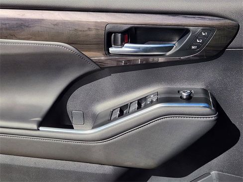 New 2026 Toyota Highlander Platinum image 15