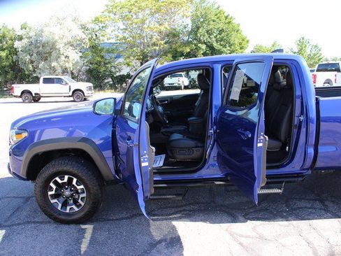 Used 2022 Toyota Tacoma TRD Off-Road w/ TRD Premium Off Road Package AWD/4WD image 12