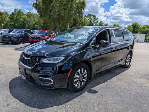 Used 2024 Chrysler Pacifica Limited FWD image 8