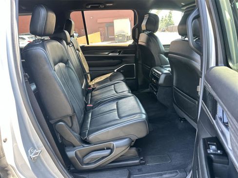 Used 2022 Jeep Wagoneer Series III AWD/4WD image 13