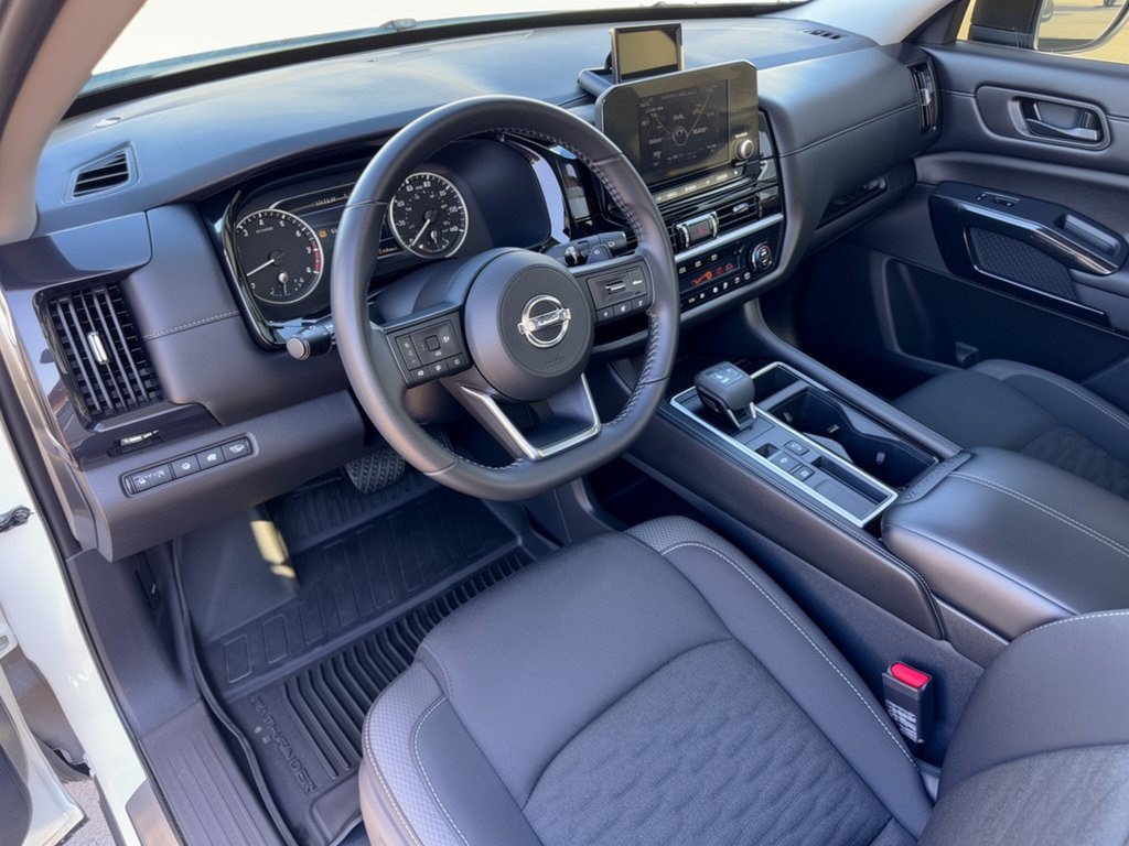 Used 2024 Nissan Pathfinder SV w/ SV Premium Package FWD image 4