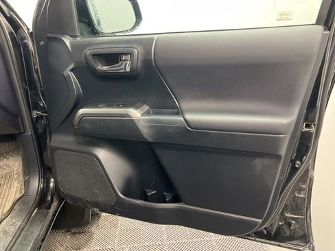Used 2017 Toyota Tacoma TRD Off-Road w/ Tow Package (A/T) AWD/4WD image 12