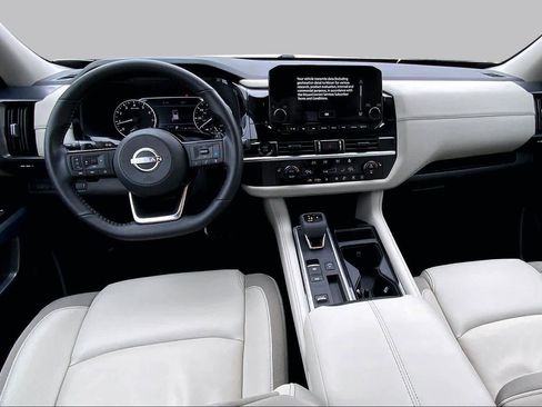 Used 2025 Nissan Pathfinder SL FWD image 16