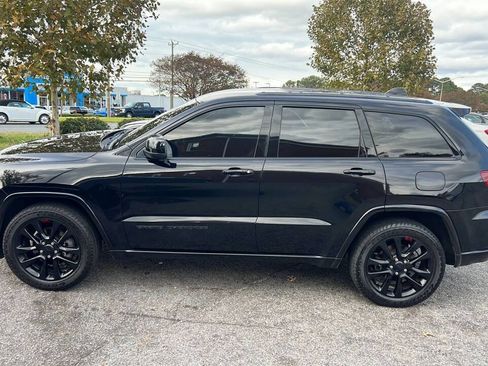 Used 2017 Jeep Grand Cherokee Altitude AWD/4WD image 8