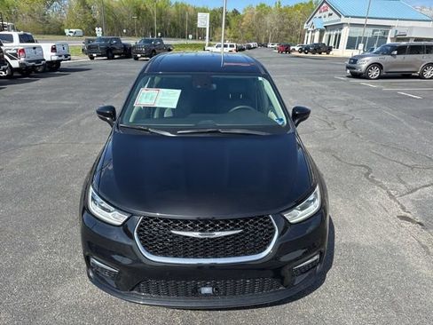 Used 2024 Chrysler Pacifica Touring-L image 19