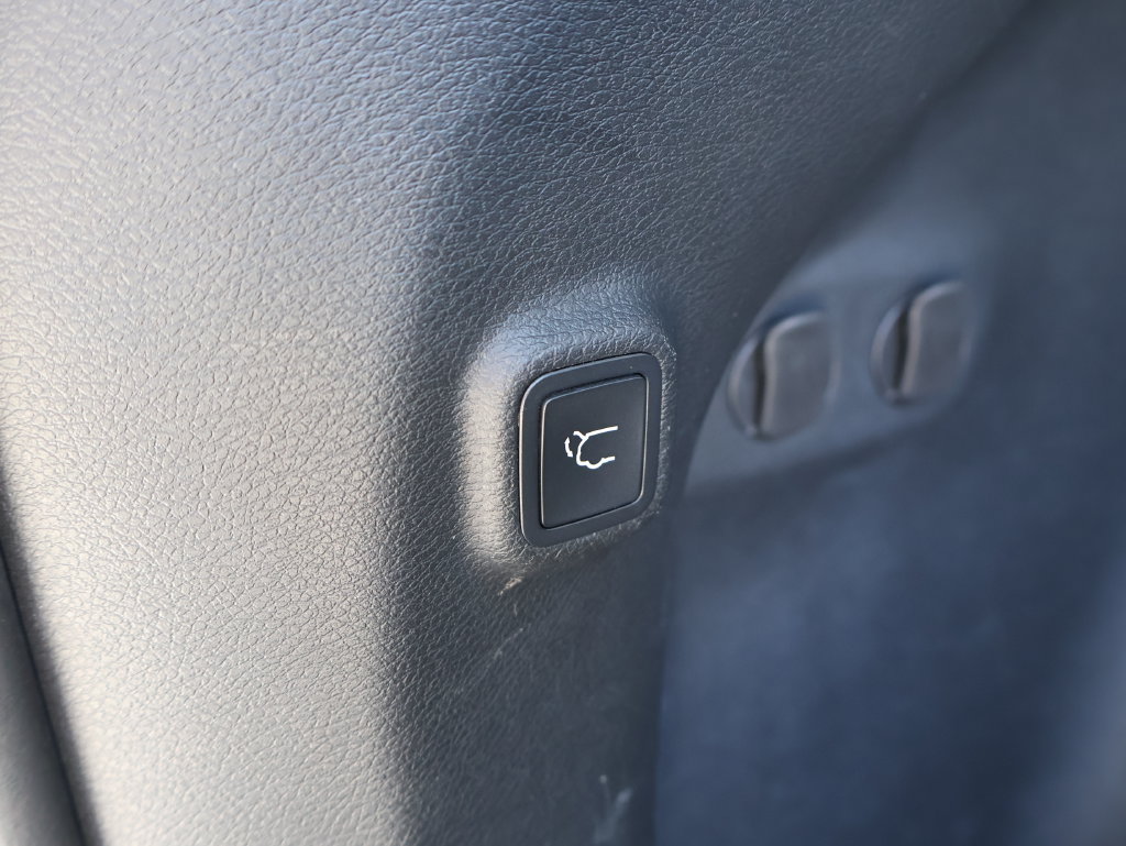 Used 2020 Jeep Cherokee Limited FWD image 15
