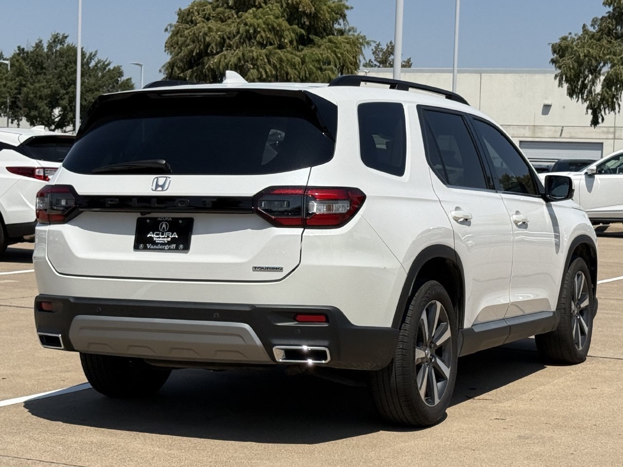 Used 2023 Honda Pilot Touring image 4