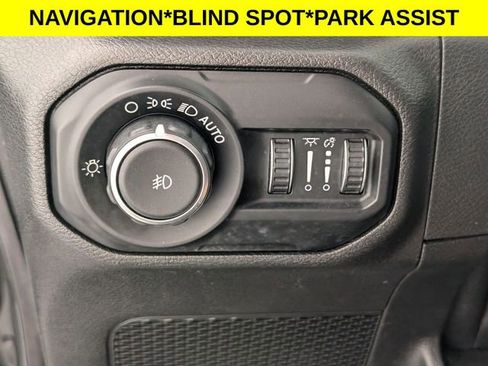 Used 2018 Jeep Wrangler Unlimited Sahara AWD/4WD image 13