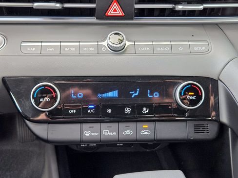 Used 2024 Hyundai Elantra SEL FWD image 13