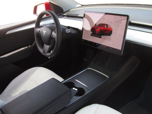 Used 2023 Tesla Model Y Performance AWD/4WD image 9