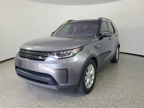 Used 2017 Land Rover Discovery SE image 2