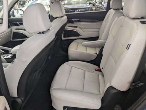 Certified 2023 Kia Telluride EX w/ EX Captain's Chair Package image 12