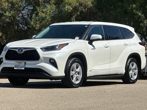 Used 2021 Toyota Highlander LE AWD/4WD image 8