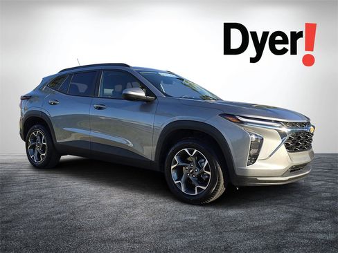 Certified 2025 Chevrolet Trax LT image 1