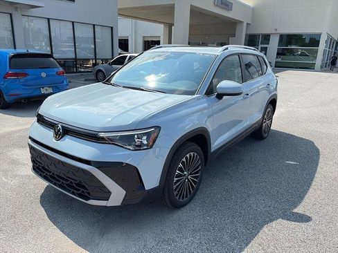 New 2025 Volkswagen Taos SE image 3