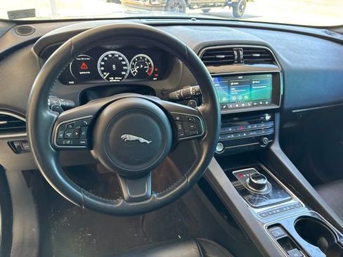 Used 2017 Jaguar F-PACE Prestige AWD/4WD image 10