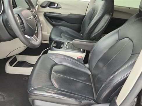 Used 2022 Chrysler Pacifica Touring-L image 9