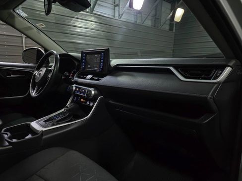 Used 2020 Toyota RAV4 XLE w/ Convenience Package image 12