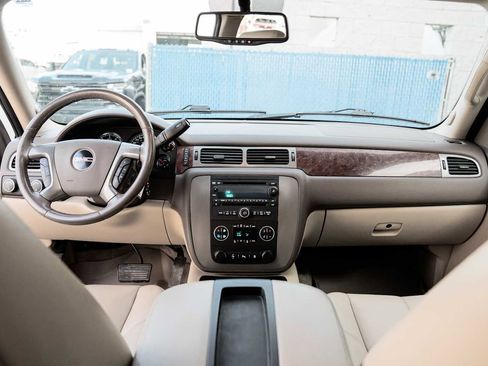 Used 2011 GMC Yukon SLT w/ SLT Chrome Package image 34