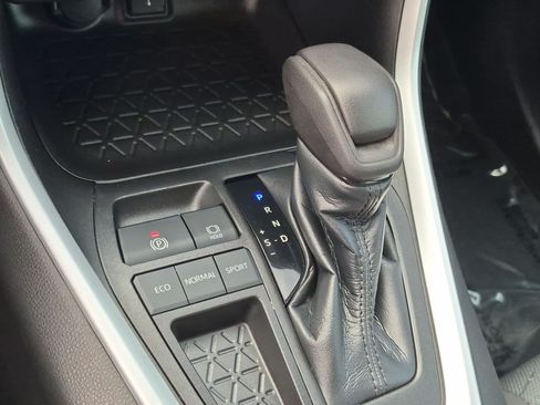 Used 2021 Toyota RAV4 XLE w/ Carpet Mat Package (TMS) FWD image 17