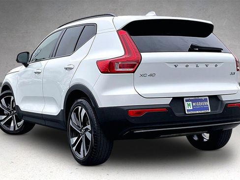 Certified 2023 Volvo XC40 B5 Plus w/ Climate Package image 4