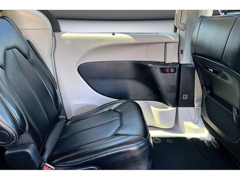 Certified 2024 Chrysler Pacifica Touring-L FWD image 36
