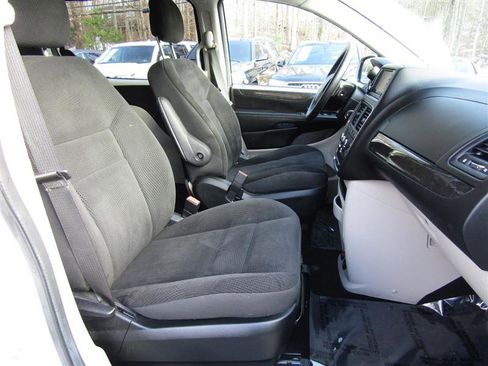 Used 2019 Dodge Grand Caravan SE w/ UConnect Hands-Free Group image 26