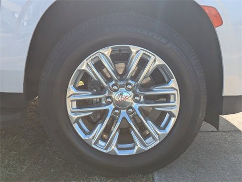 Used 2023 GMC Yukon SLT w/ SLT Luxury Package image 11