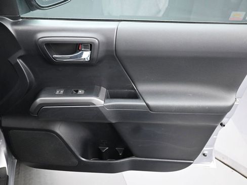 Certified 2020 Toyota Tacoma TRD Off-Road image 32